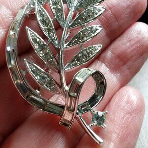Vintage LISNER rhinestone leaf brooch